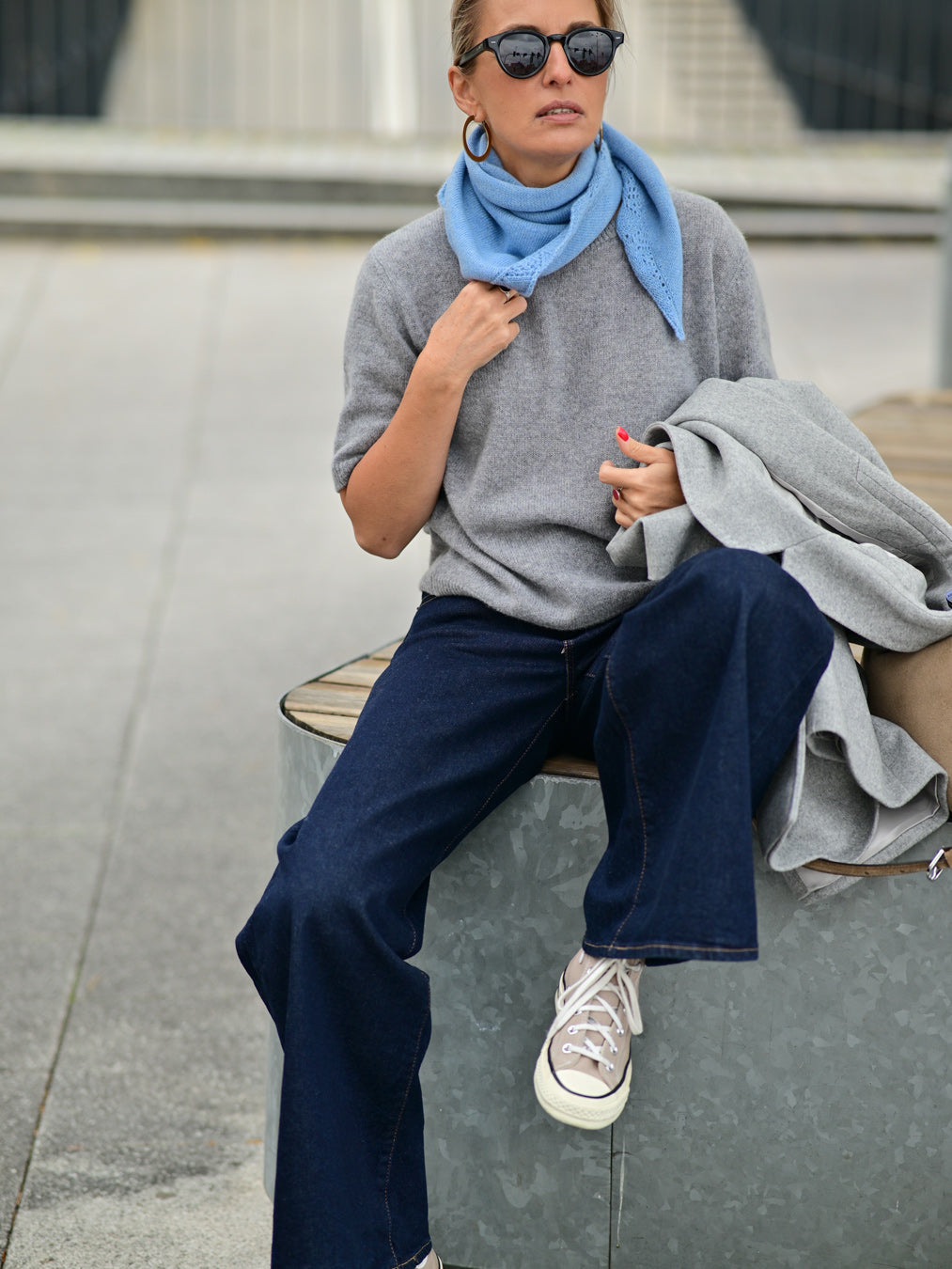 Cashmere-Merino Dreieckstuch mit Lochmuster-Bordüre, Bluejean Blue