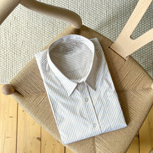Lade das Bild in den Galerie-Viewer, The ideal shirt, striped sand &amp; white
