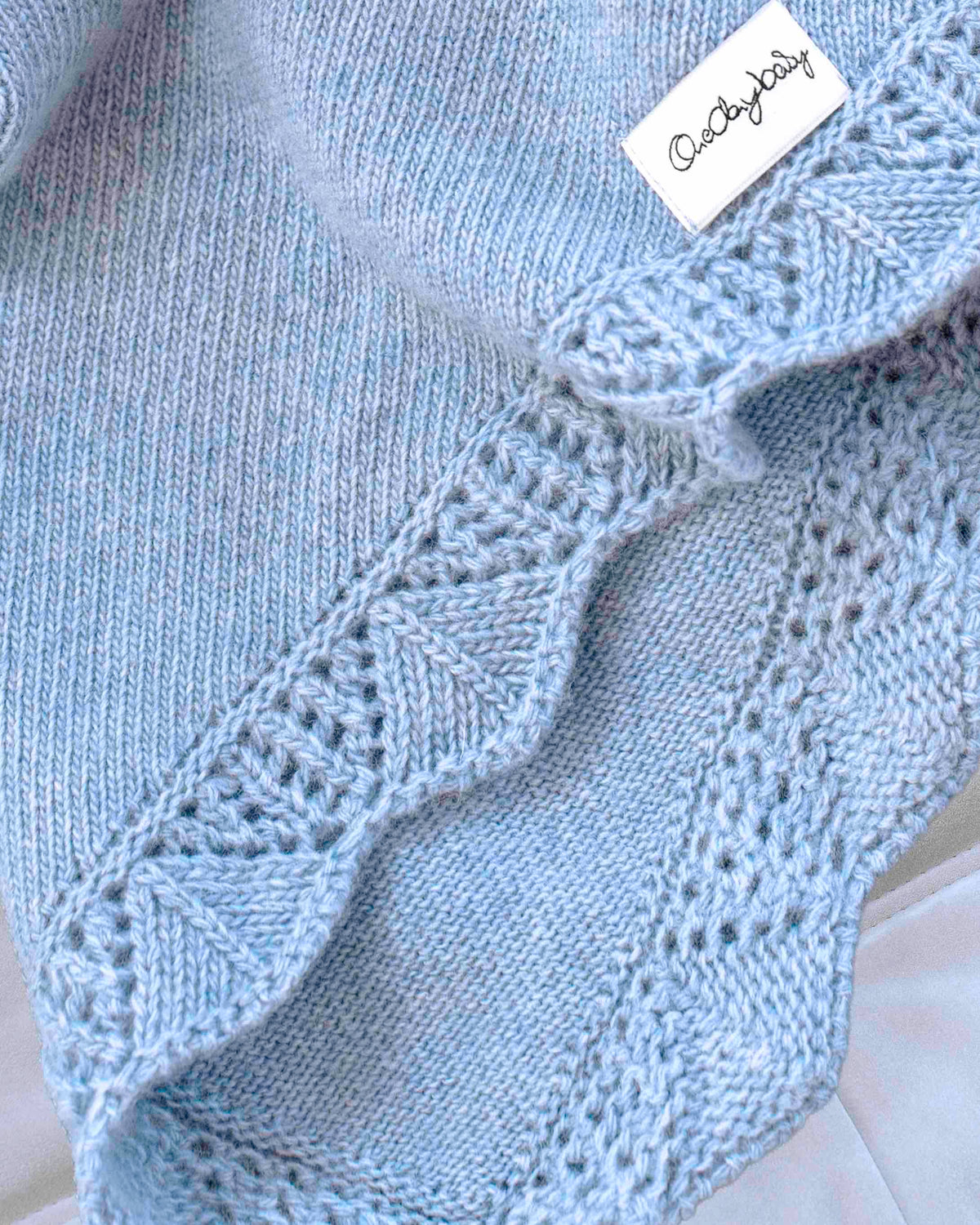Cashmere-Merino Dreieckstuch mit Lochmuster-Bordüre, Bluejean Blue