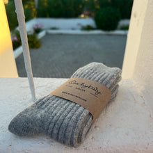Lade das Bild in den Galerie-Viewer, cozy knitted socks aus Cashmix, light grey melange
