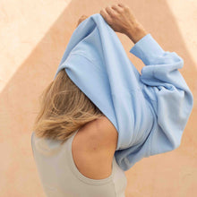 Lade das Bild in den Galerie-Viewer, classy Crew-Sweater, baby boy blue
