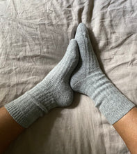 Lade das Bild in den Galerie-Viewer, cozy knitted socks aus Cashmix, light grey melange
