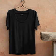 Lade das Bild in den Galerie-Viewer, T-Shirt ecovero, onyx black
