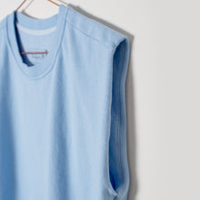 Lade das Bild in den Galerie-Viewer, sleeveless Crew-Sweater, baby boy blue
