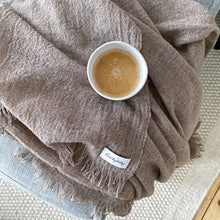 Lade das Bild in den Galerie-Viewer, leichtes Plaid aus Cashmere-Merino, walnut
