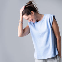 Lade das Bild in den Galerie-Viewer, sleeveless Crew-Sweater, baby boy blue

