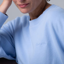 Lade das Bild in den Galerie-Viewer, classy Crew-Sweater, baby boy blue
